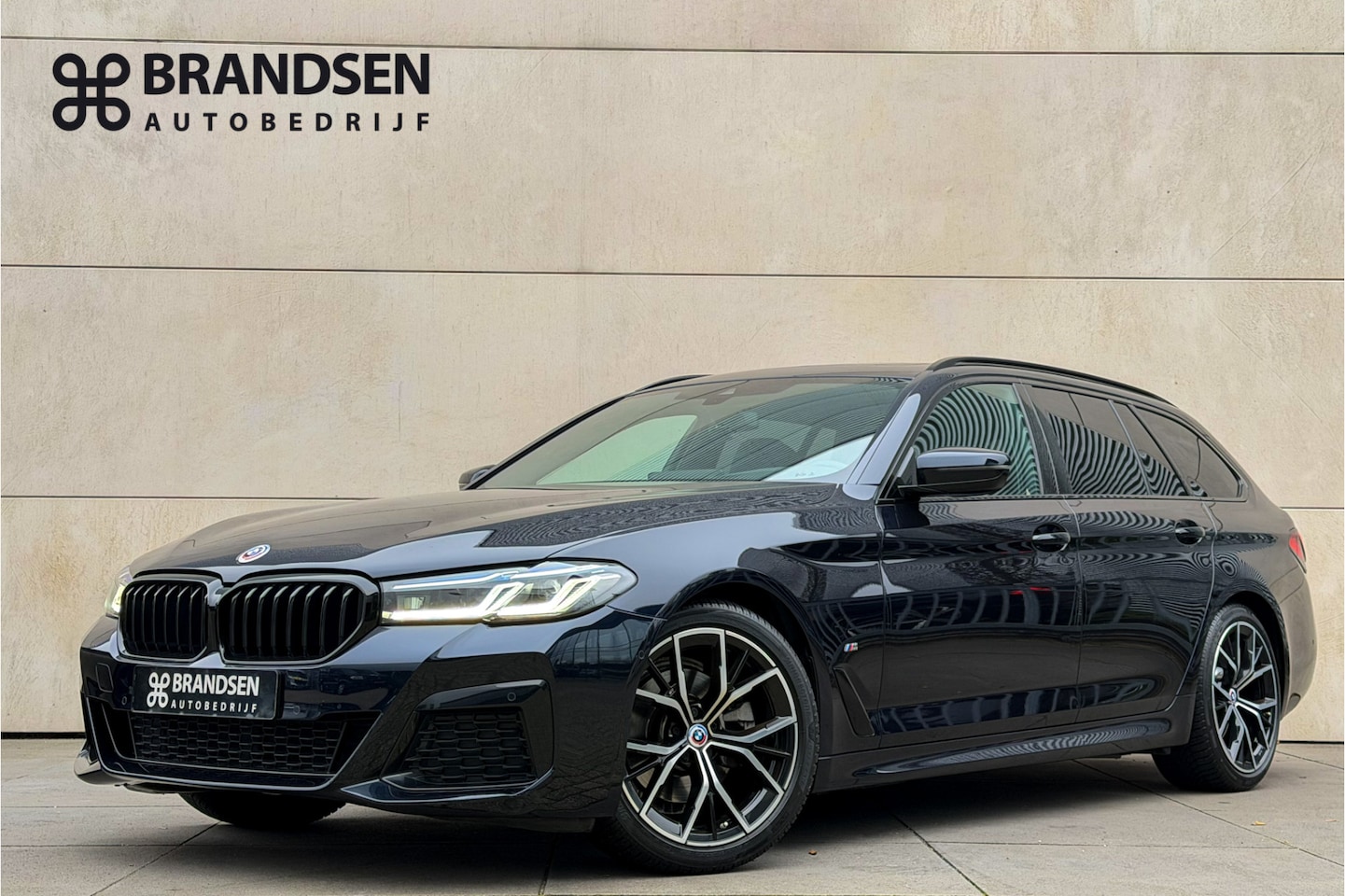 BMW 5-serie Touring - 520i Business Edition Plus M Sport-Pano-19"-Head up-Trekhaak-Leer - AutoWereld.nl