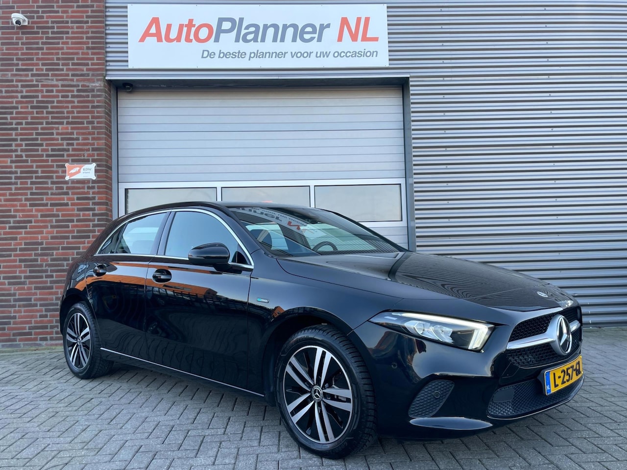 Mercedes-Benz A-klasse - 250 e! Camera! Leder! Navi! Pano! - AutoWereld.nl