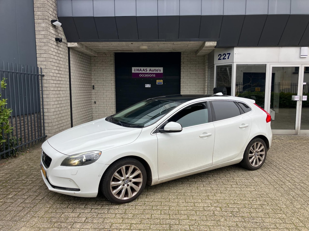 Volvo V40 - 1.6 D2 Momentum / PANODAK / CAMERA / STOELVERWARMING / ALU VELGEN - AutoWereld.nl