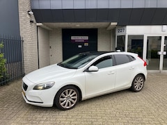 Volvo V40 - 1.6 D2 Momentum / PANODAK / CAMERA / STOELVERWARMING / ALU VELGEN