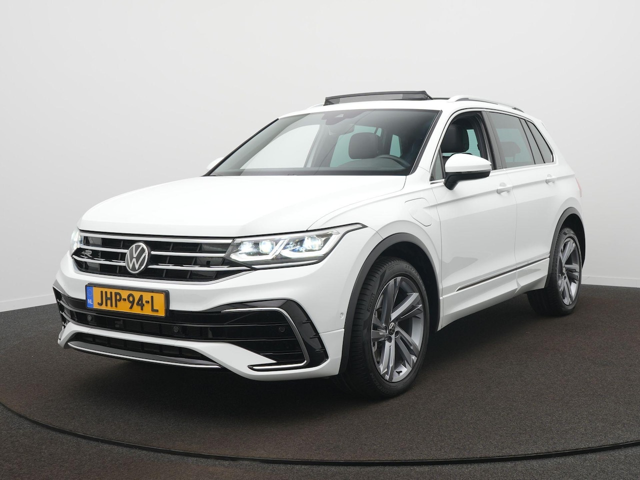 Volkswagen Tiguan - 1.4 TSI eHybrid R-Line Business+ Automaat - ACC - IQ light - Panodak - Stoelverwarming - L - AutoWereld.nl