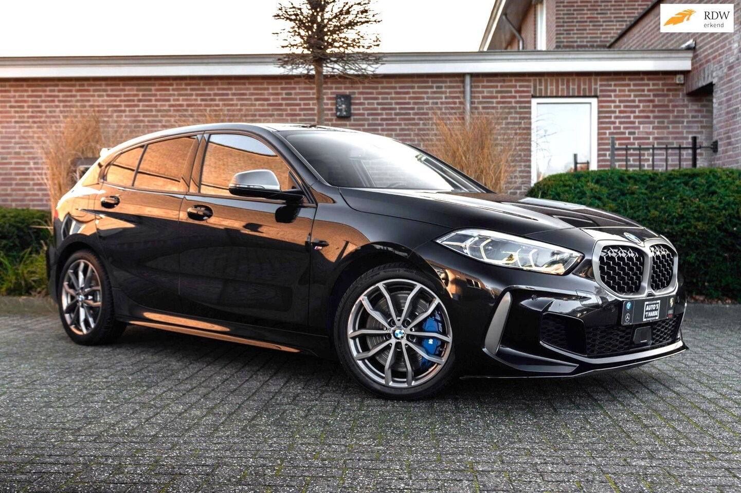 BMW 1-serie - M135i xDrive High Executive 306 PK Dealer o.h. Adaptive Head Up Camera Keyless 18'' - AutoWereld.nl