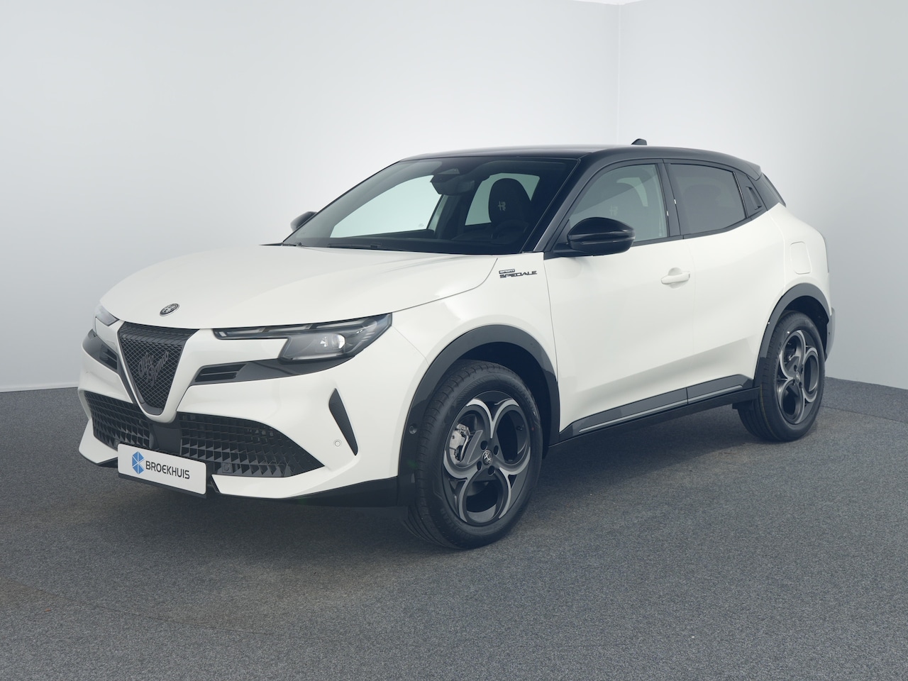 Alfa Romeo Junior - Ibrida Sport Speciale | "Sport Speciale" alcantara bekleding met witte accenten - 6-voudig - AutoWereld.nl