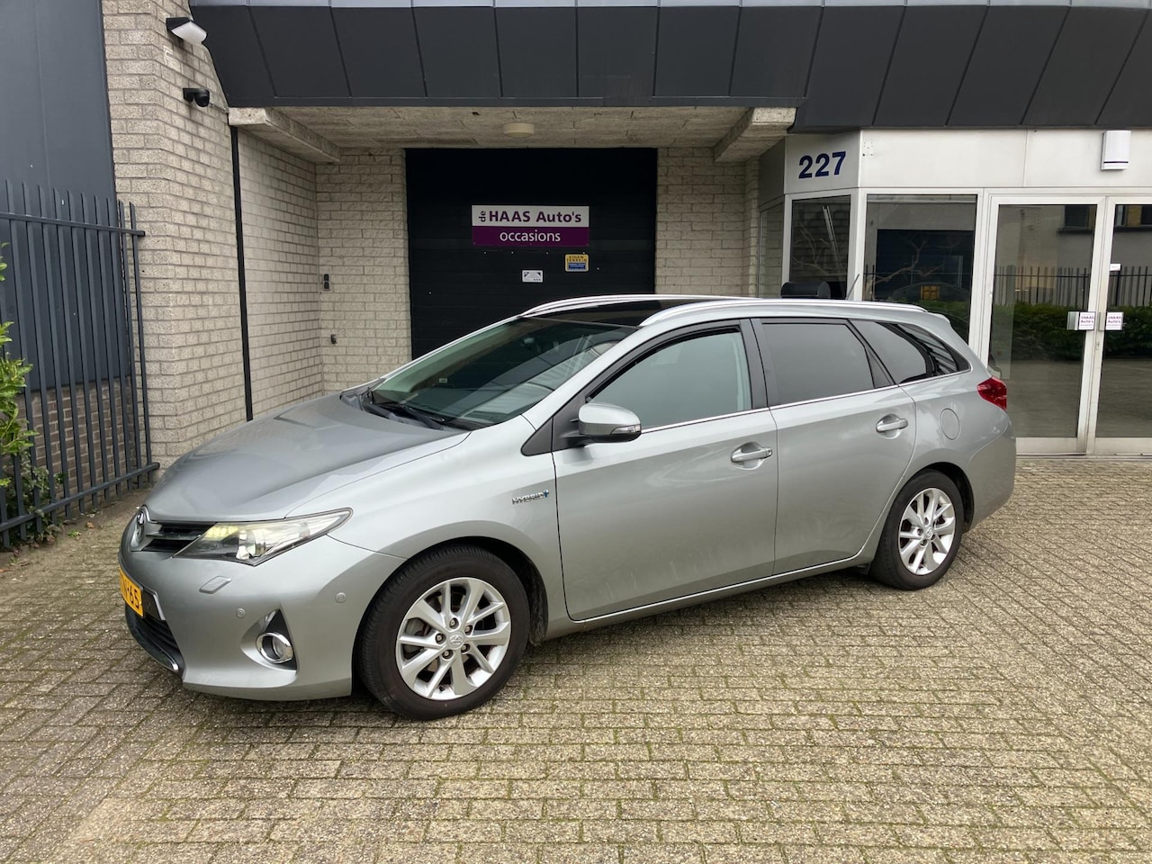 Toyota Auris Touring Sports - 1.8 Hybrid Lease+ / PANODAK / ALU VELGEN / CAMERA / NAVI / DEALER SERVICED - AutoWereld.nl