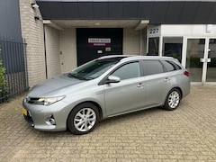 Toyota Auris Touring Sports - 1.8 Hybrid Lease+ / PANODAK / ALU VELGEN / CAMERA / NAVI / DEALER SERVICED