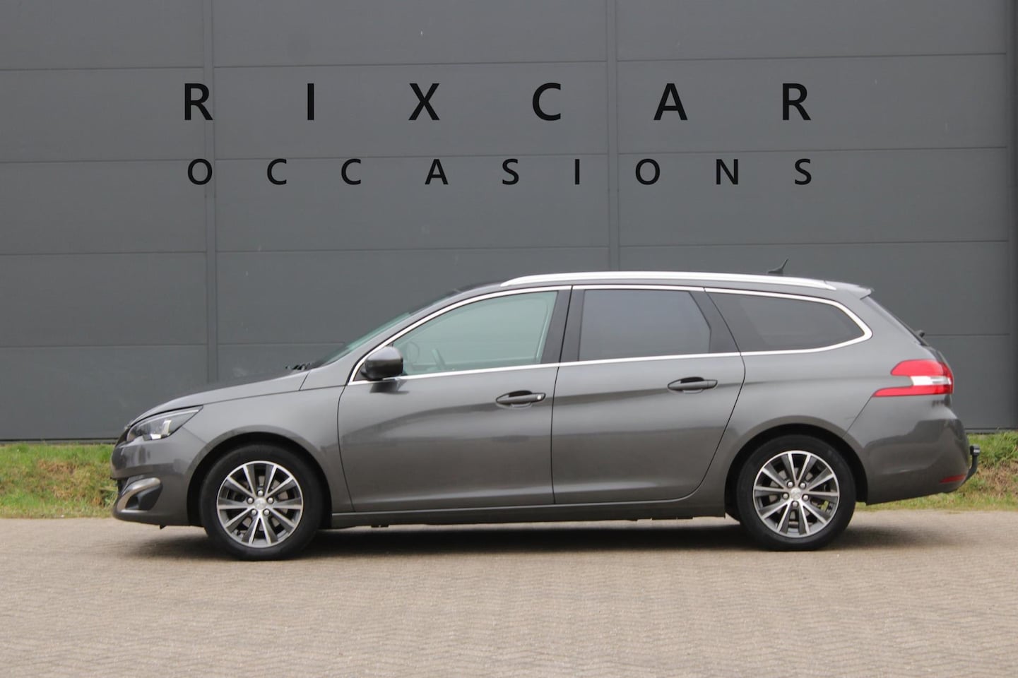 Peugeot 308 SW - 1.2 PureTech Blue Lease Premium Panodak Trekhaak - AutoWereld.nl