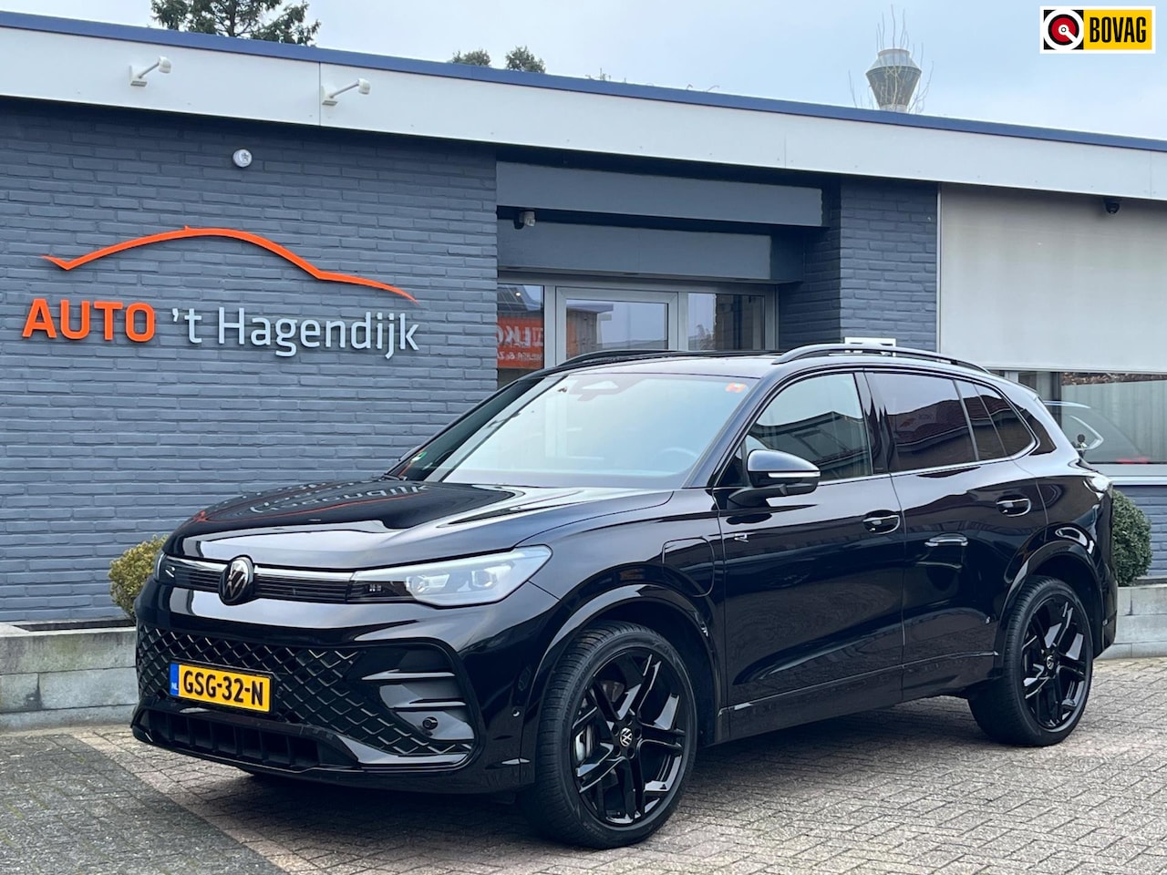 Volkswagen Tiguan - 1.5 eHybrid R-Line pano trekh leder NL-auto 1EIG NAP - AutoWereld.nl