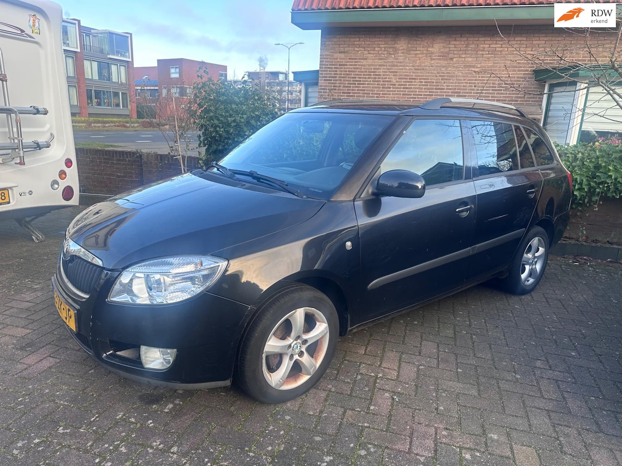 Skoda Fabia Combi - Motor tikt rondom schade - AutoWereld.nl