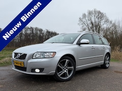 Volvo V50 - 2.0 Classic / Leder / Clima / Stoelverwarming / Xenon / Trekhaak / 17" Velgen / PDC / Crui