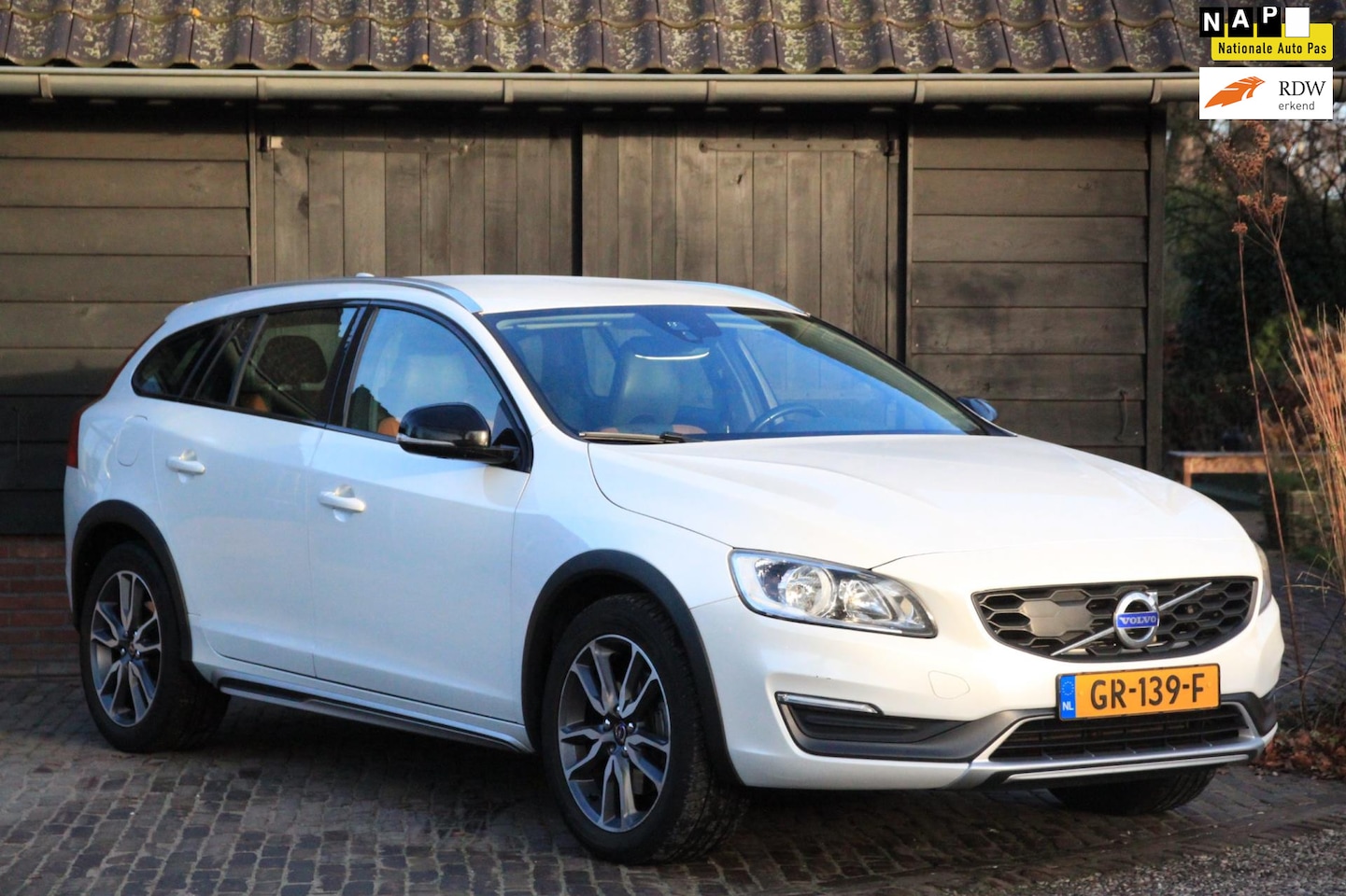 Volvo V60 Cross Country - 2.0 D4 Summum Business Leer/Stoelverwarming/Trekhaak afneembaar - AutoWereld.nl