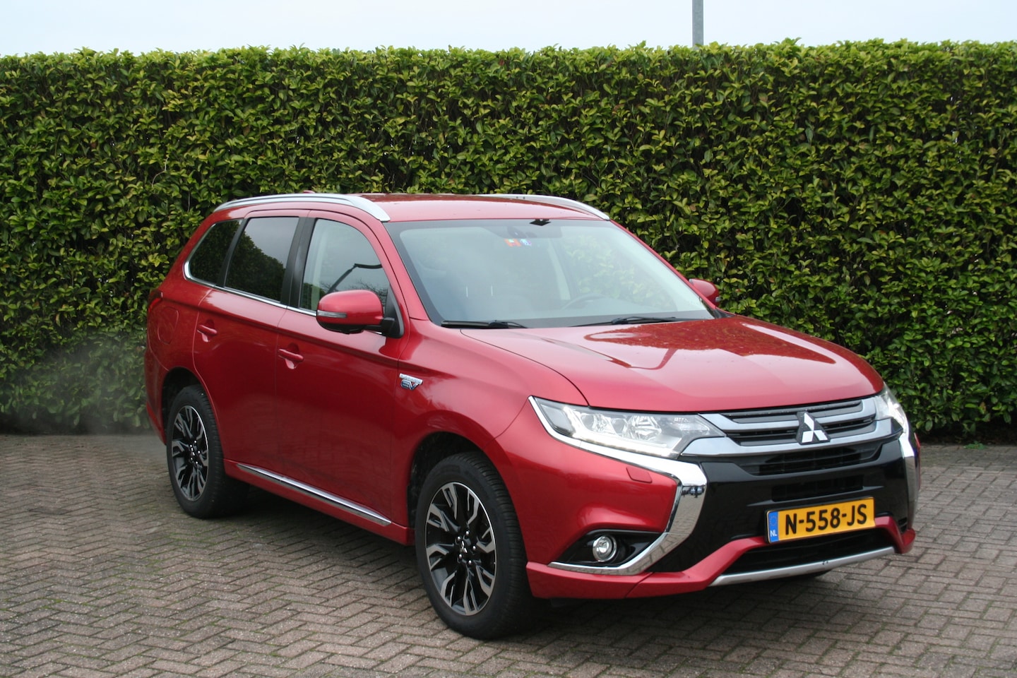 Mitsubishi Outlander - 2.0 DOHC MIVEC PHEV 203pk 4WD CVT 5P Pure - AutoWereld.nl