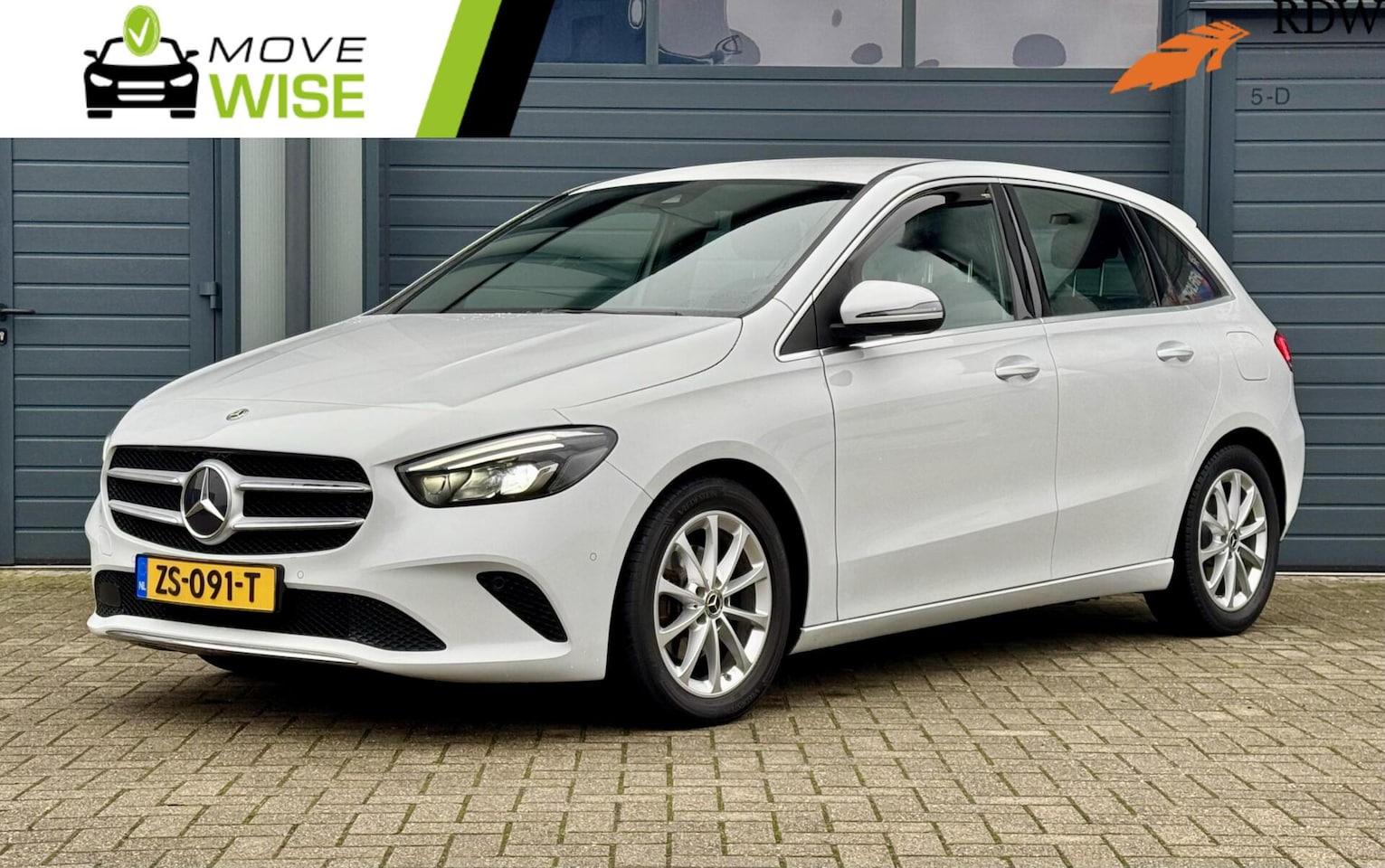 Mercedes-Benz B-klasse - 180 130pk Launch Edition Premium | AUTOMAAT | Facelift | Lage KM NAP! | Camera | Carplay | - AutoWereld.nl
