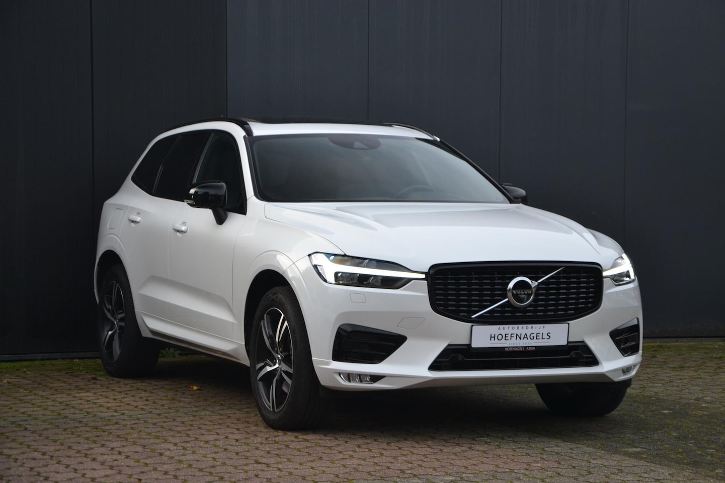Volvo XC60 - 2.0 B4 Mild - Hybrid * R-Design * Pano * Trekhaak * Led * - AutoWereld.nl