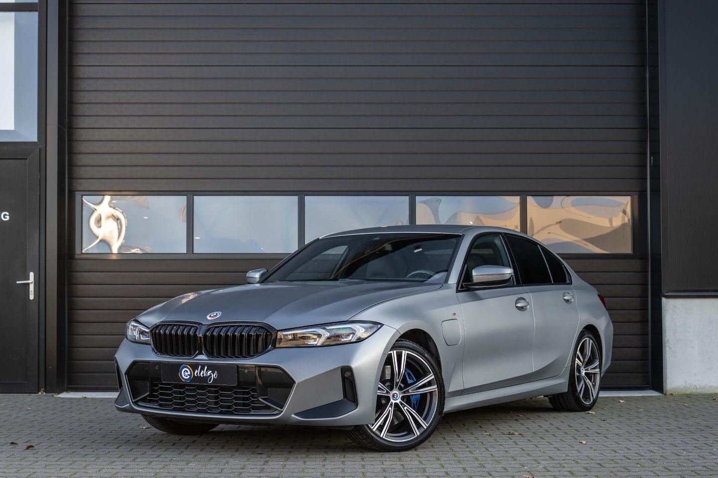 BMW 3-serie - 330e xDrive M-Sport|HuD|Carbon|M-schaalstoelen|Ambi| - AutoWereld.nl