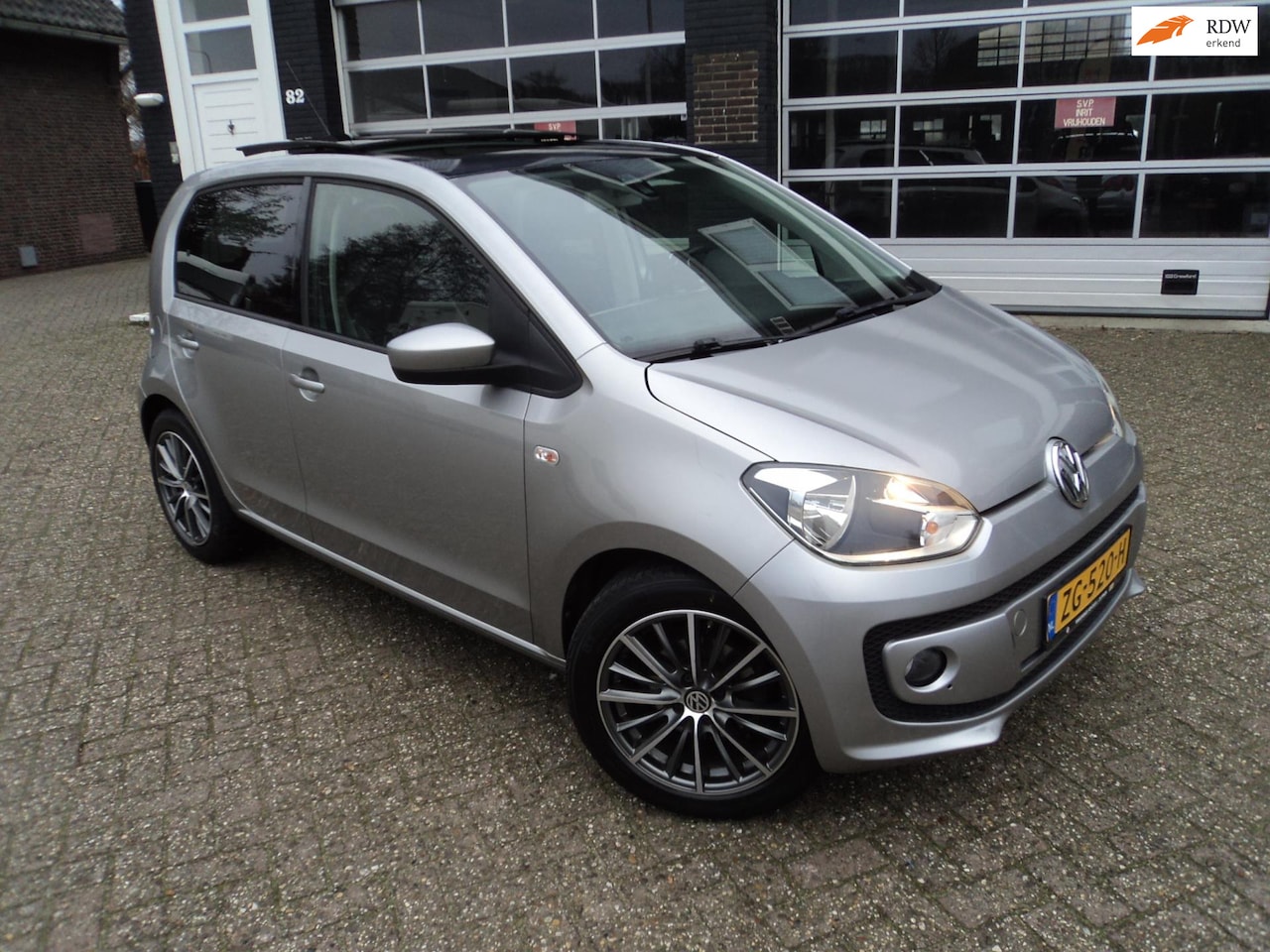 Volkswagen Up! - 1.0 high up! Panodak Cruise Stoelverwarming PDC - AutoWereld.nl