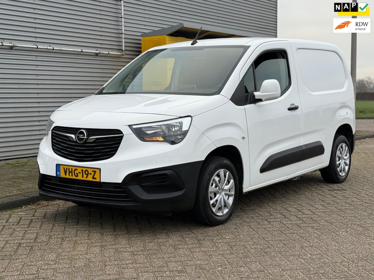 Opel Combo - 1.5D L1H1 Edition Bj 2020 Navigatie PDC AIRCO Schuifdeur - AutoWereld.nl