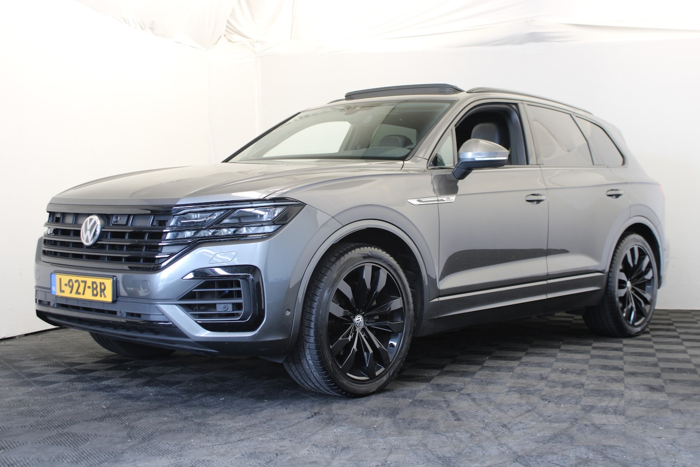 Volkswagen Touareg - 3.0 TDI R-Line |Pano|Trekhaak|Achterbank verw.| - AutoWereld.nl