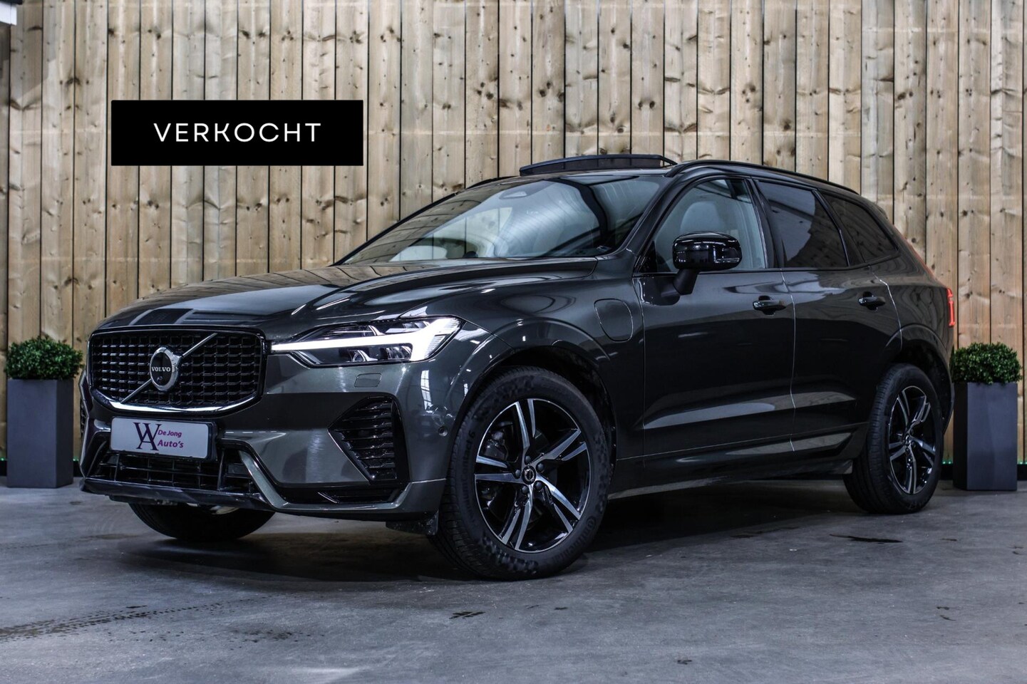 Volvo XC60 - 2.0 T6 Plug-in hybrid AWD R-Design *Pano*B&W*Luchtvering*360 Camera* - AutoWereld.nl