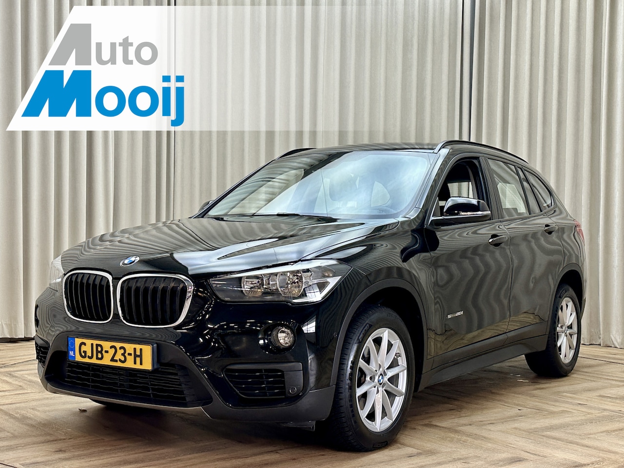 BMW X1 - sDrive20i *192PK* Stoelverwarming / Navigatie / PDC / Bluetooth / 17"LMV - AutoWereld.nl
