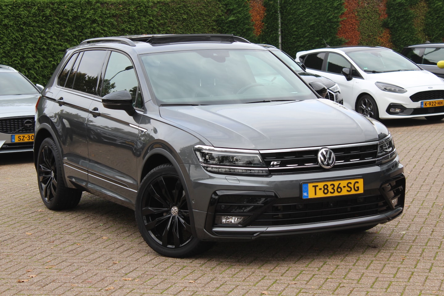 Volkswagen Tiguan - 1.5 TSI ACT Highline Business 3x R-Line / Panoramadak / Camera / Leder / 20'' / Blackpack - AutoWereld.nl