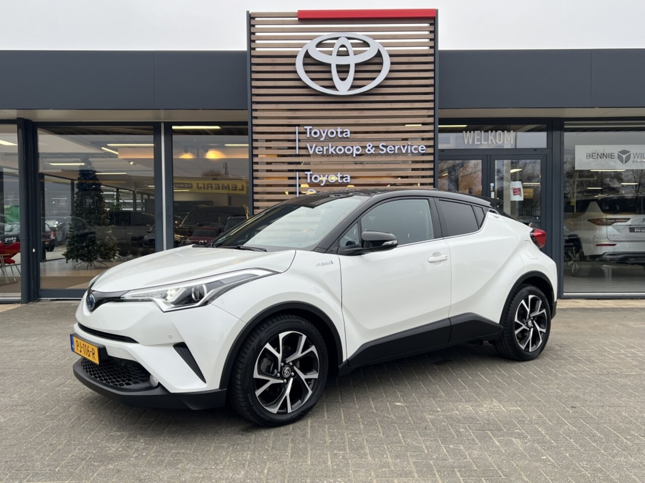 Toyota C-HR - 1.8 Hybrid Bi-Tone | All Seasons | Trekhaak | Parkeersensoren - AutoWereld.nl