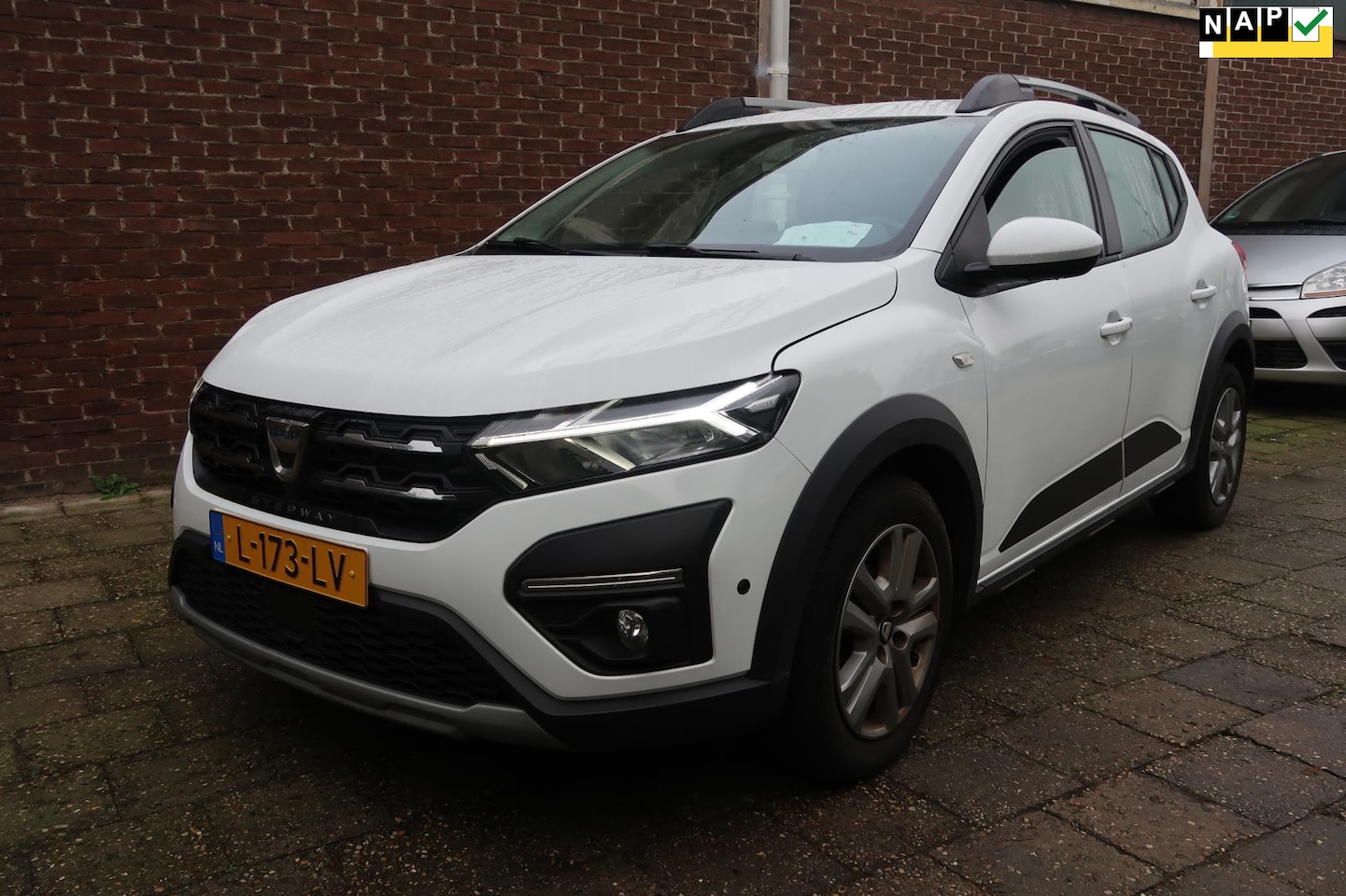 Dacia Sandero Stepway - 1.0 TCe 100 Bi-Fuel Comfort 1.0 TCe 100 Bi-Fuel Comfort, LPG, LM VELGEN, LED LICHTEN, 6 BAK, MULTIFUNCTIONEEL STUURWIE - AutoWereld.nl