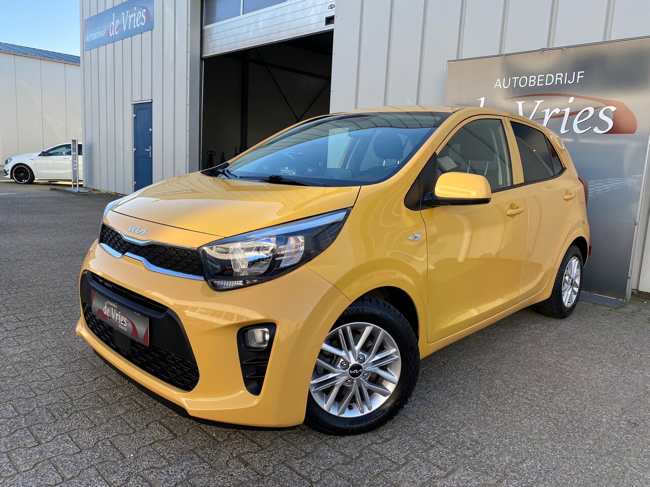 Kia Picanto - 1.0 DPi DynamicLine / Airco / Stuur en Stoelverw. / Apple Carplay / Camera / LMV - AutoWereld.nl