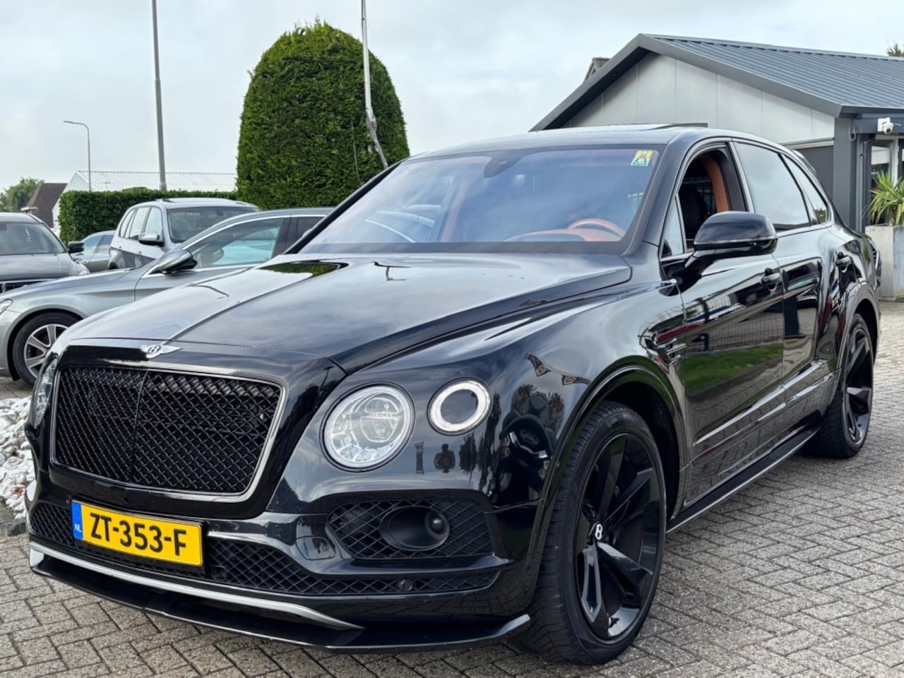 Bentley Bentayga - 6.0 W12 Mulliner 2018 Zwart Carbon Akraprovic - AutoWereld.nl