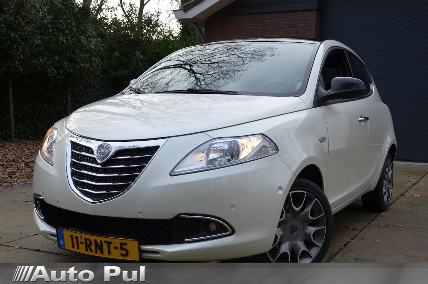 Lancia Y(psilon) - Ypsilon 0.9 TwinAir Platinum Leer/Pdc/Ecc/Cruise control/Panoramadak/lichtmetalen velgen 1 - AutoWereld.nl