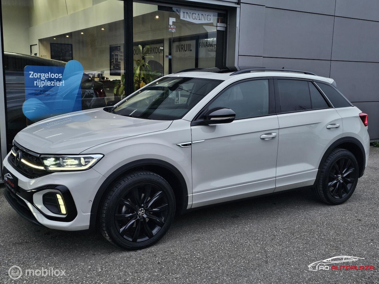 Volkswagen T-Roc - 1.5 TSI R-Line Panorama/Keyless/Black Style/Ascotgrey - AutoWereld.nl