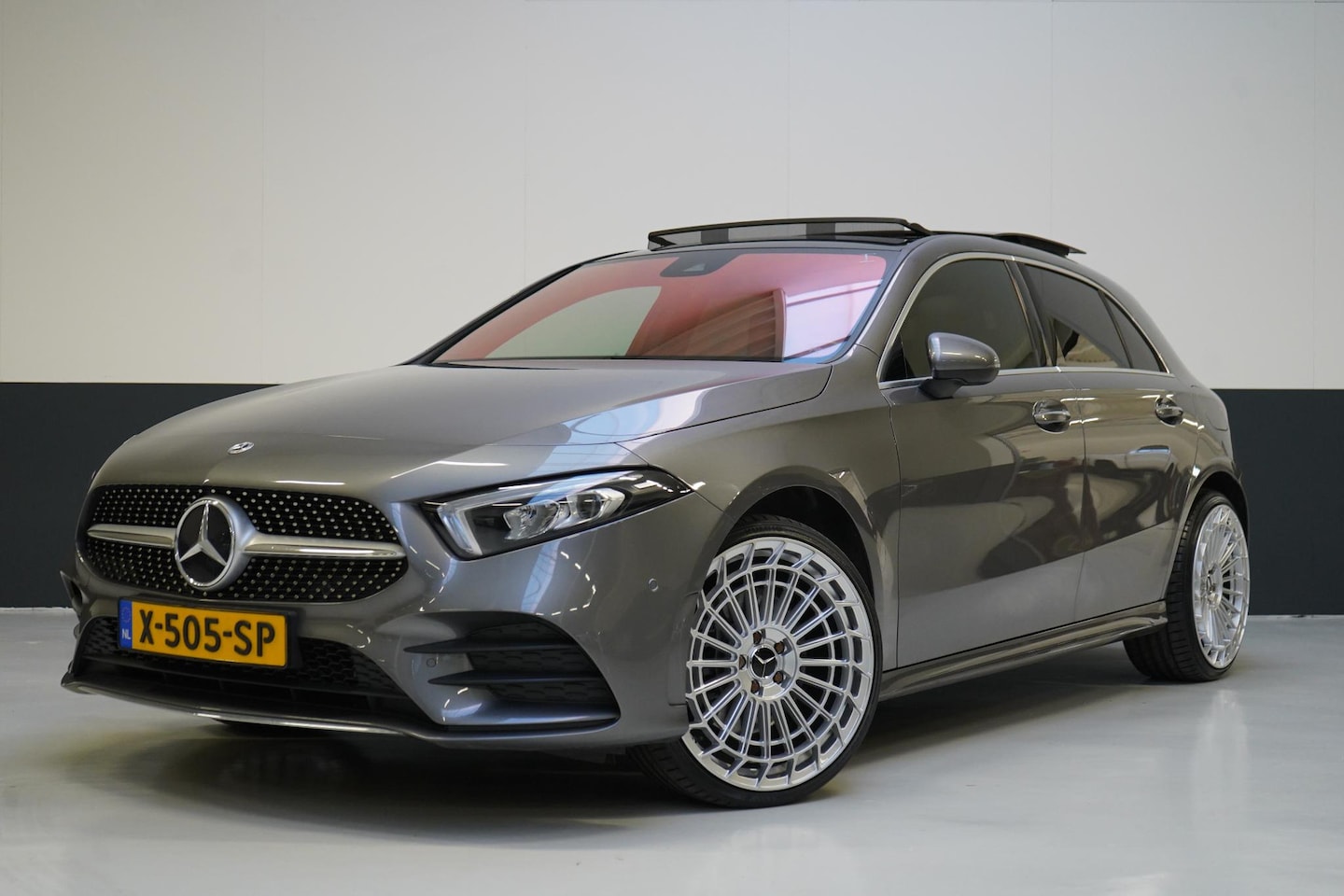 Mercedes-Benz A-klasse - 250 e AMG Line | Panoramadak | Sportstoelen | Navigatie | Sfeerverlichting - AutoWereld.nl