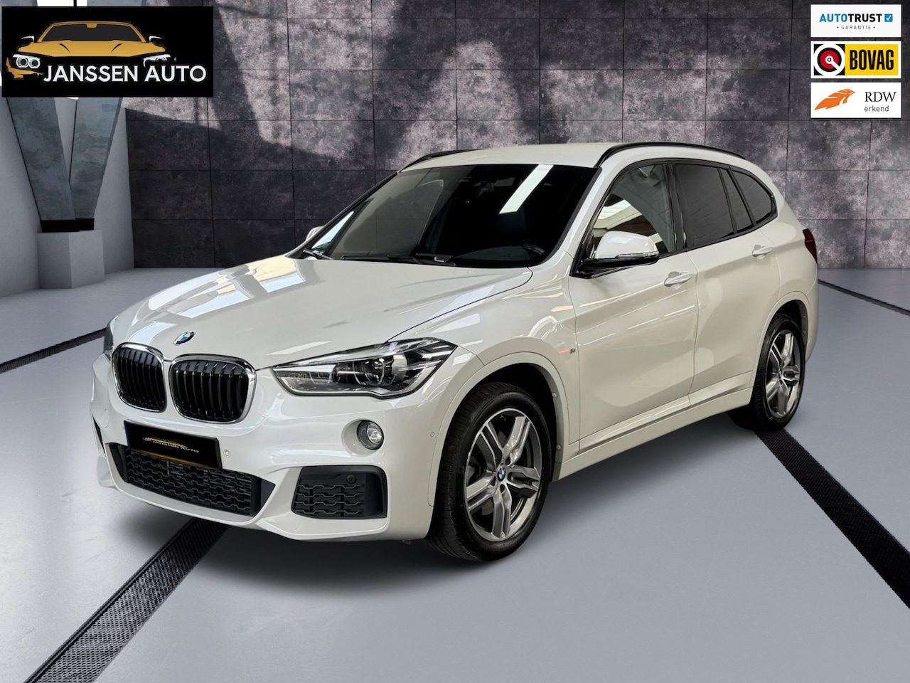 BMW X1 - XDrive20i M Sport | Leder | HUD | Pearl White | Memory | Navi | Stoelverwarming | 4WD - AutoWereld.nl