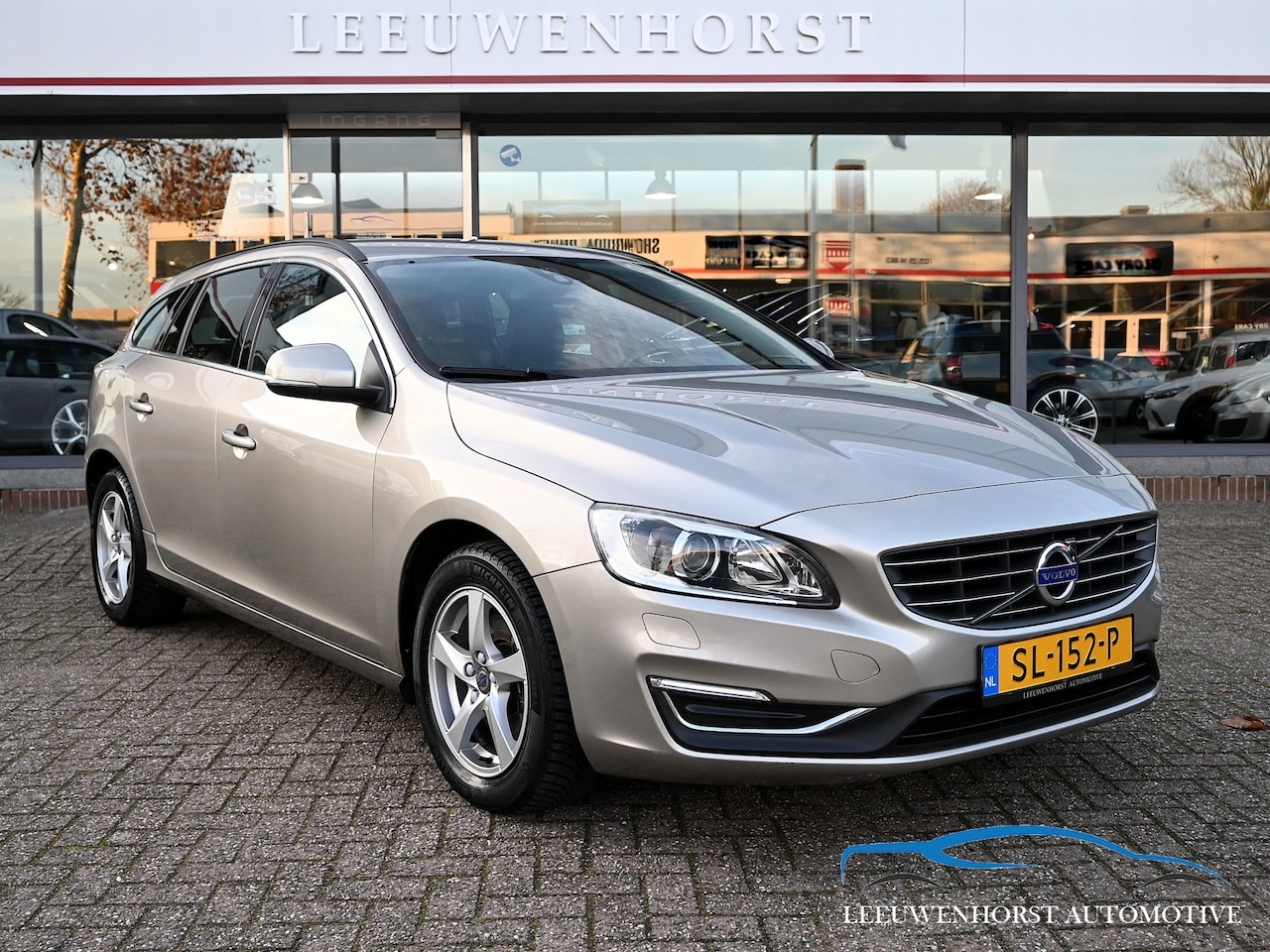 Volvo V60 - 2.0 T3 Kinetic 2.0 T3 Kinetic, climate, cruise, navi, trekhaak 1.600 kg - AutoWereld.nl