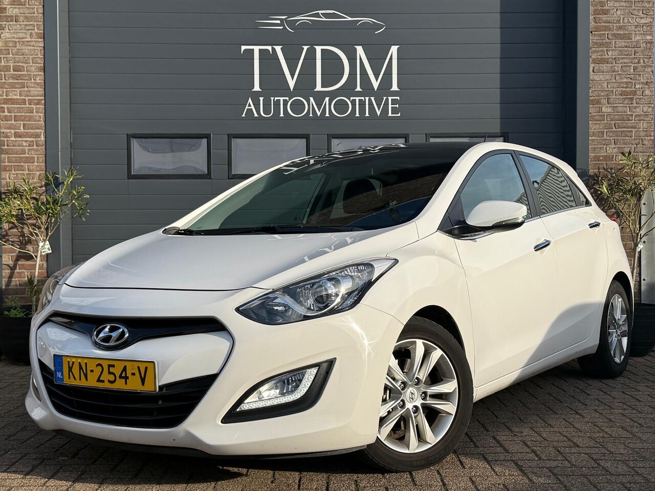 Hyundai i30 - 1.6 GDI i-VisionNAVI|CAMERA|PANO|STOELVERW|LEDER - AutoWereld.nl