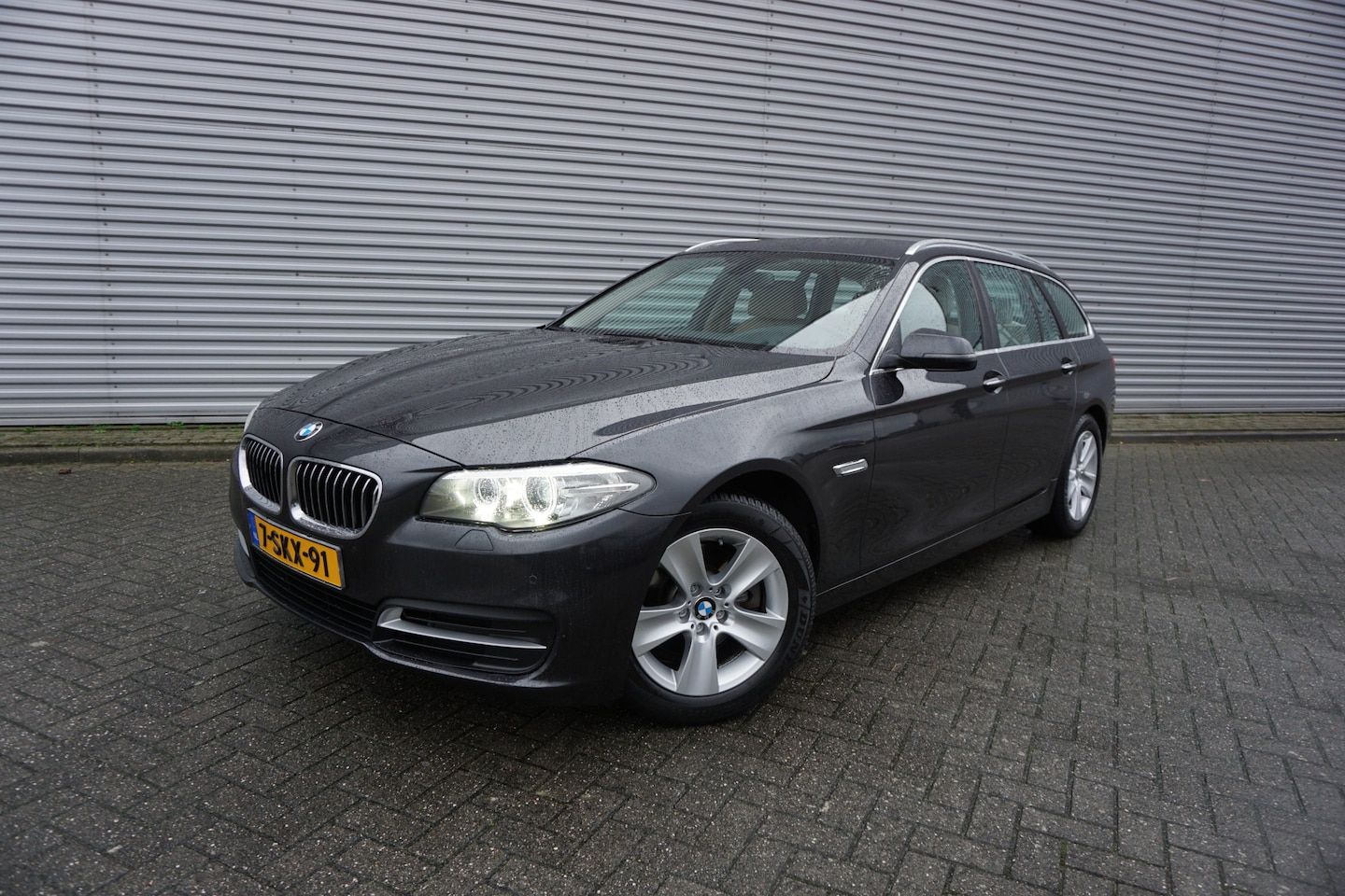 BMW 5-serie Touring - 520i High Luxury Edition AUTOMAAT Navi / Led / Cruise / Leder / Stoelverw. / Trekhaak / Lm - AutoWereld.nl