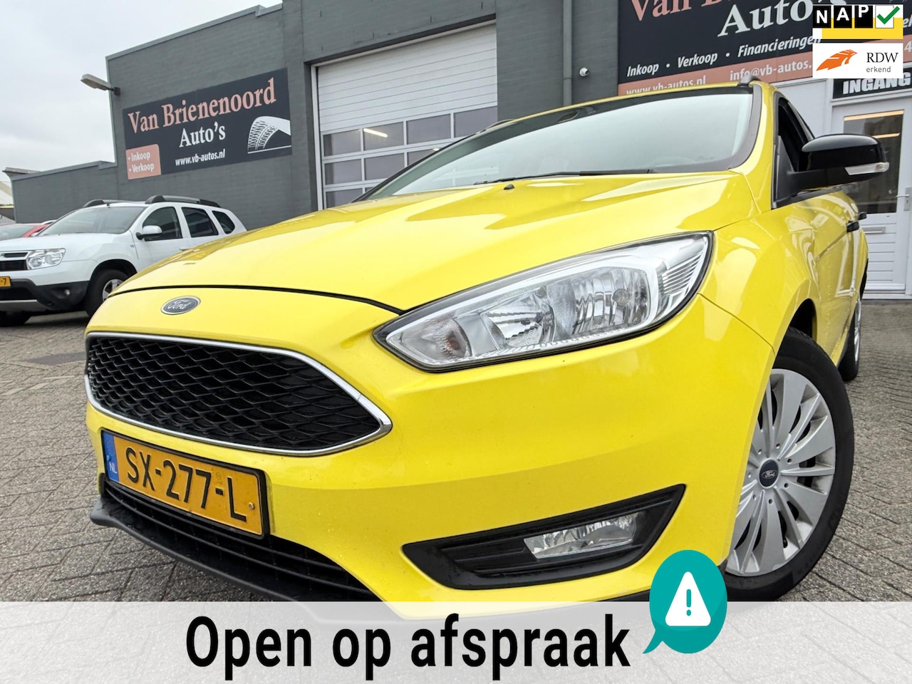 Ford Focus Wagon - 1.5 TDCI Lease Edition 6 bak met trekhaak en parkeersensoren en navigatie en bluetooth tel - AutoWereld.nl