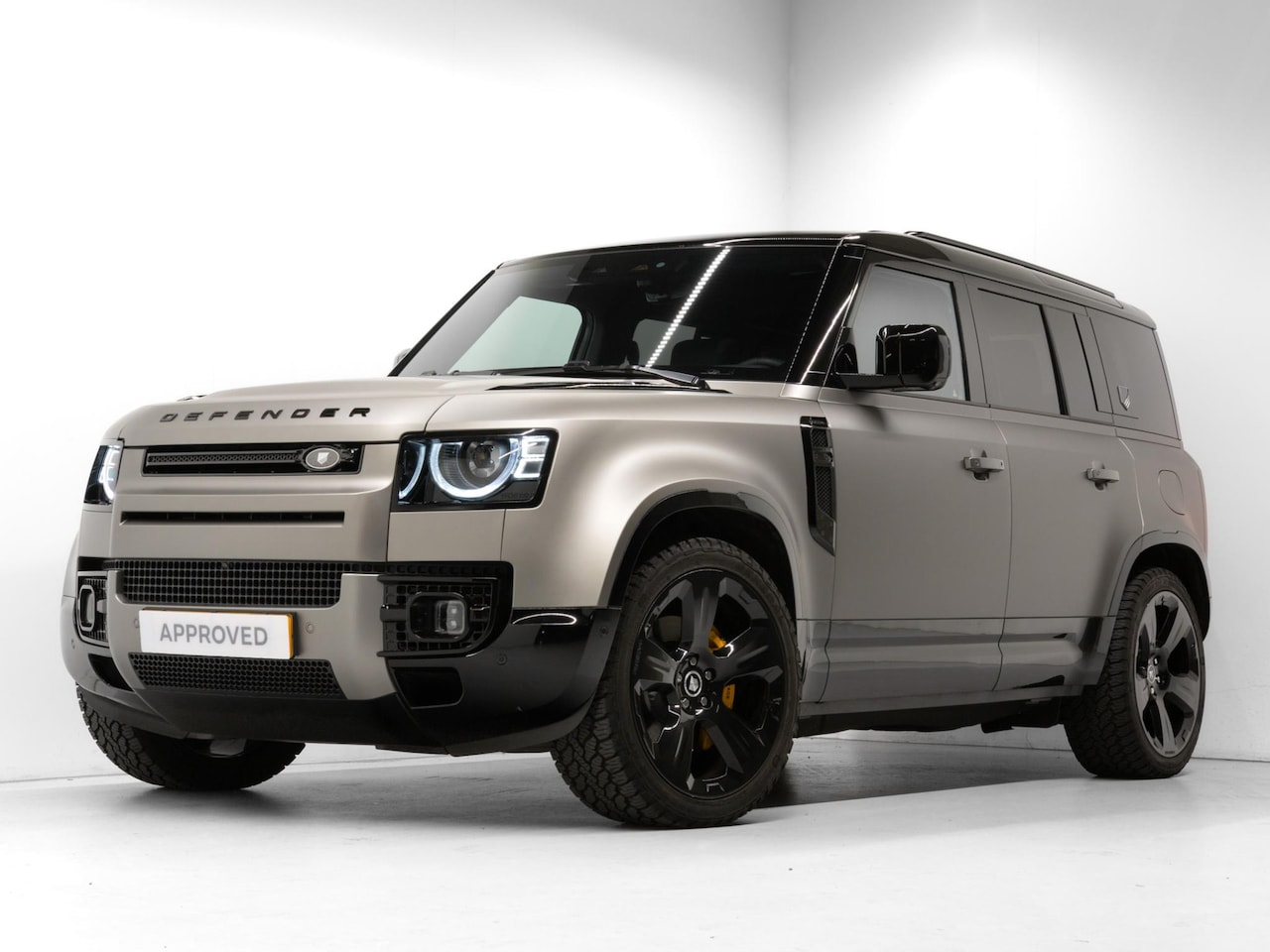 Land Rover Defender 110 - 2.0 P300e 110 X-Dynamic HSE Matte Folie - Unieke Samenstelling - AutoWereld.nl