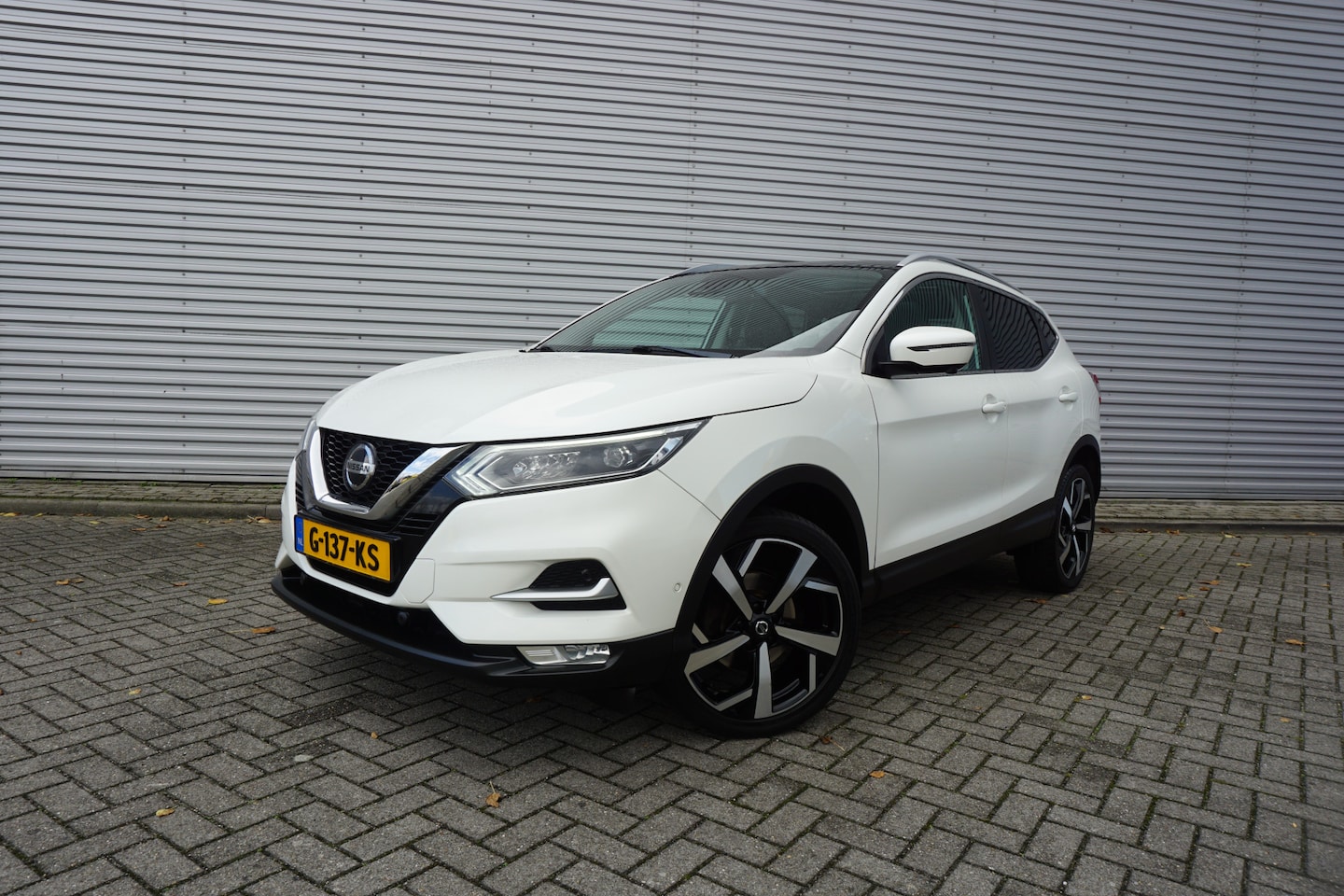 Nissan Qashqai - 1.3 DIG-T Tekna Climate / Cruise / Navi / Camera / Stoelverw. / Parkeers. / Pano / NAP - AutoWereld.nl