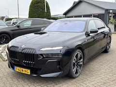 BMW 7-serie - 740D X-Drive 2023 NL Auto BTW Theatre Screen VOL