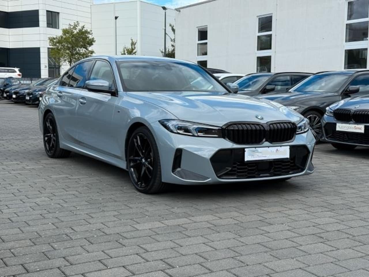 BMW 3-serie - 320d xDrive M-SPORT ** ADAPT. LED, NAVI+, MEMORY, HuD, ACC, 19-inch LMV, BROOKLYN GRAU ** - AutoWereld.nl