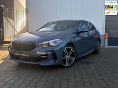 BMW 1-serie - 118i Executive M Sport / CARPLAY / STOELVERWARMING / STORM BAY