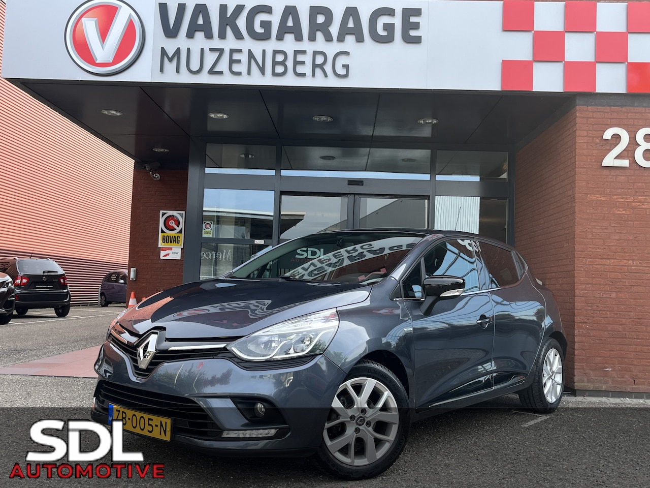 Renault Clio - 0.9 TCe Limited // NAVI // PDC // AIRCO // KEY LESS ENTRY // CRUISE // BLUETOOTH // - AutoWereld.nl