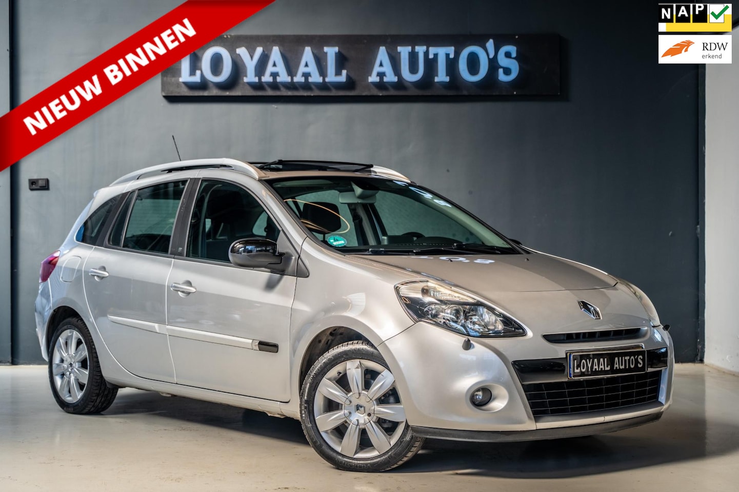 Renault Clio Estate - 1.6-16V 20th Anniversary | AUT | PANO | NAVI | AIRCO | CRUISE | TREKHAAK | PDC | NAP | APK - AutoWereld.nl
