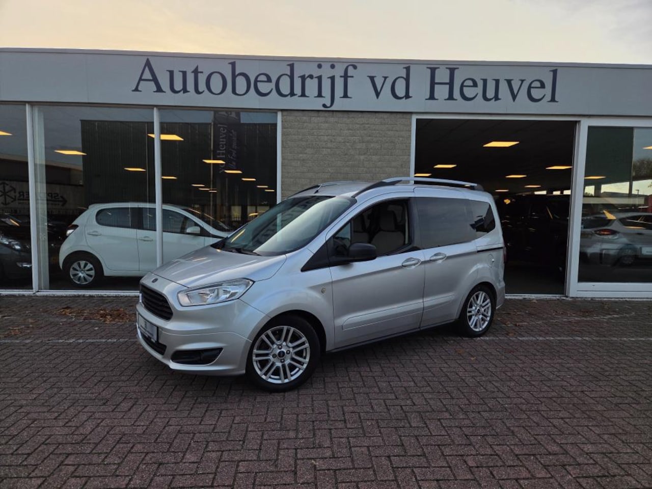 Ford Tourneo Courier - Titanium *Nieuwe distributie set * Stoel/voorruit verwarming* Rijklaar - AutoWereld.nl