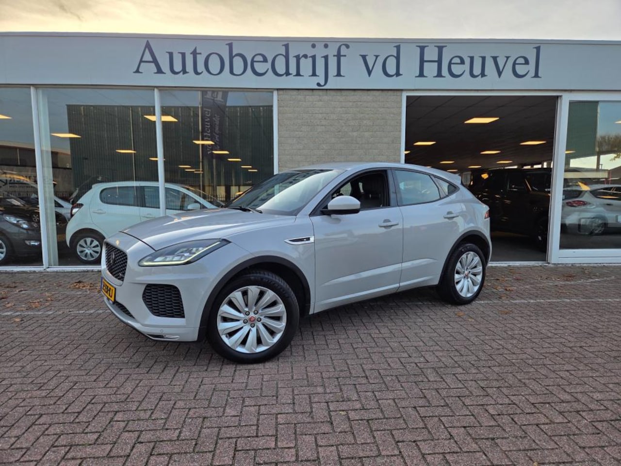 Jaguar E-Pace - 2.0 *Carplay*Sfeerverlichting*Adaptieve Cruise*All Black interieur* Rijklaar - AutoWereld.nl