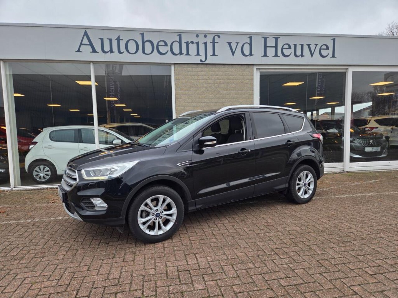 Ford Kuga - 1.5 EcoBoost Titanium Stoel/Stuur/voorruit verw.* Trekhaak * carplay*Sfeerverlichting * Ri - AutoWereld.nl