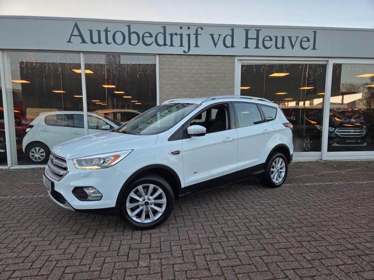 Ford Kuga - 1.5 EcoBoost Titanium AUTOMAAT 4WD! * Stuur/stoel/voorruit verwarming *Rijklaar - AutoWereld.nl
