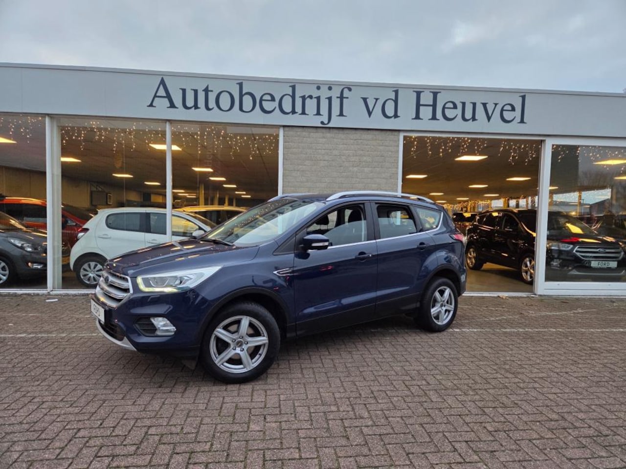 Ford Kuga - 1.5 EcoBoost Titanium *Carplay * Stoel/stuur/voorruit verwarming * Rijklaar - AutoWereld.nl