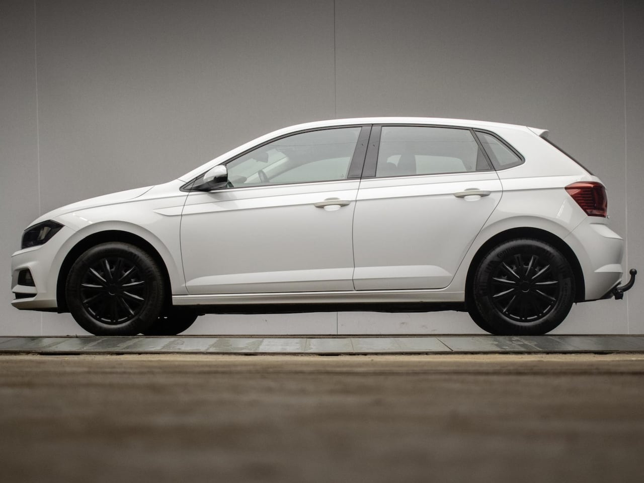 Volkswagen Polo - 1.0 TSI Comfortline Sport (APPLE CARPLAY,GROOT NAVI,LED,CRUISE,TREKHAAK,DAB,SPORTSTOELEN,N - AutoWereld.nl