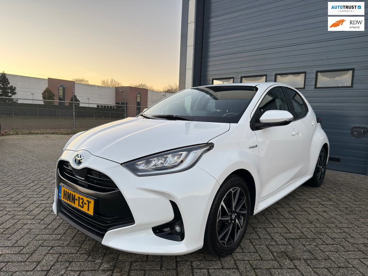 Toyota Yaris - 1.5 Hybrid Dynamic Dealer onderhouden | CarPlay - AutoWereld.nl